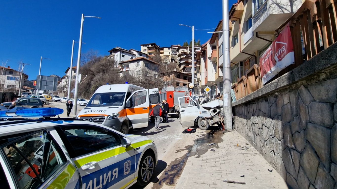 Бус с плочки се заби в стълб в Смолян, рязаха ламарини да вадят тримата ранени (снимки)