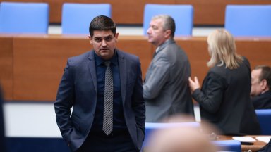 Радостин Василев се закани с радикални действия в парламента и