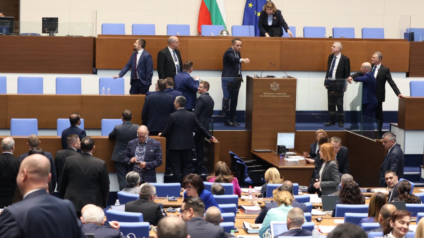 Изгониха депутатка от "Възраждане", нарекла Борисов "мутра". Окупираха трибуната