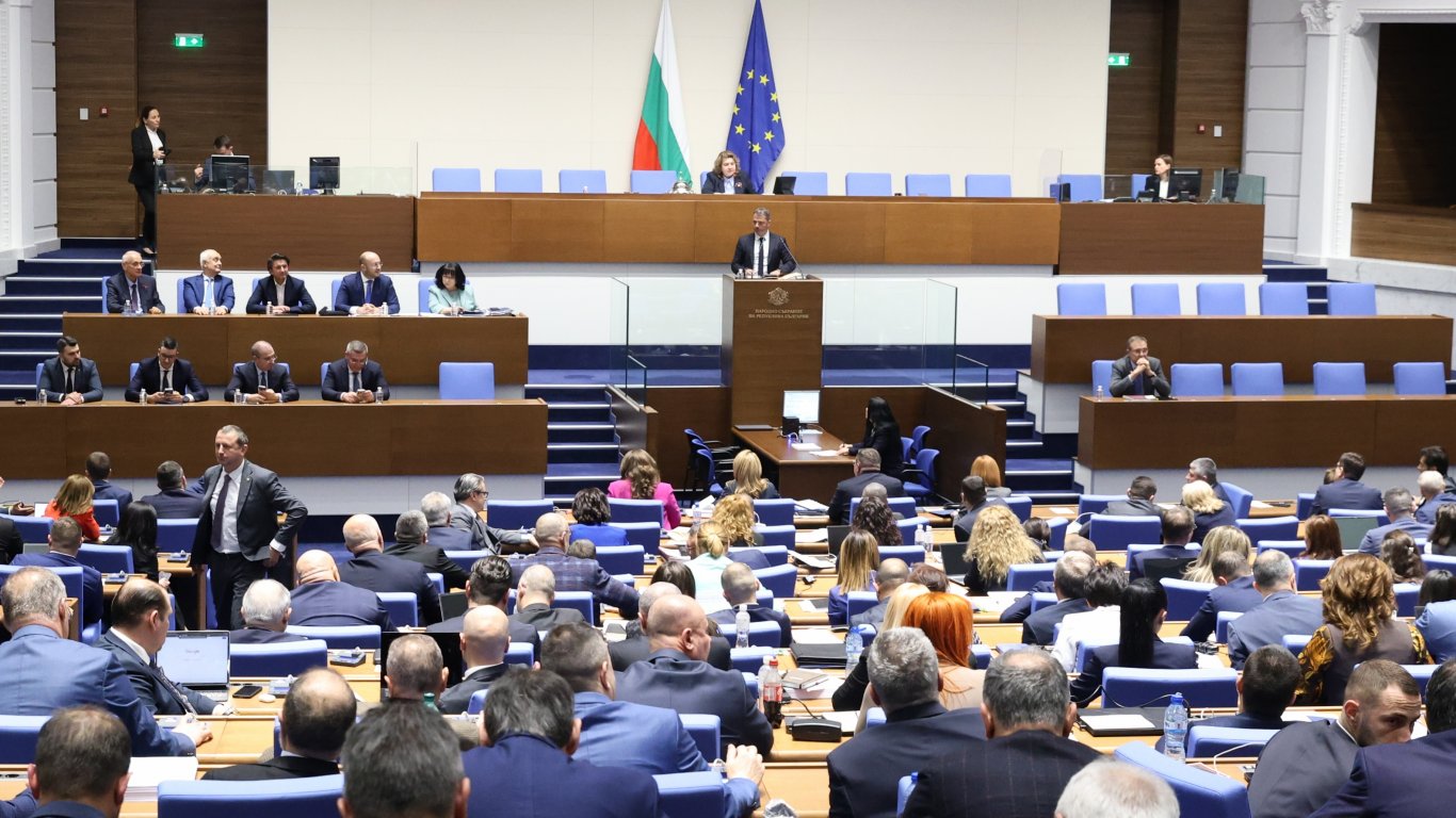След 18-часов маратон малко преди 3 сутринта бюджетът мина на първо четене