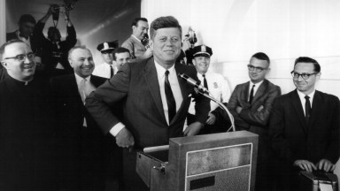 Около 10 000 страници с документи свързани с през 1968