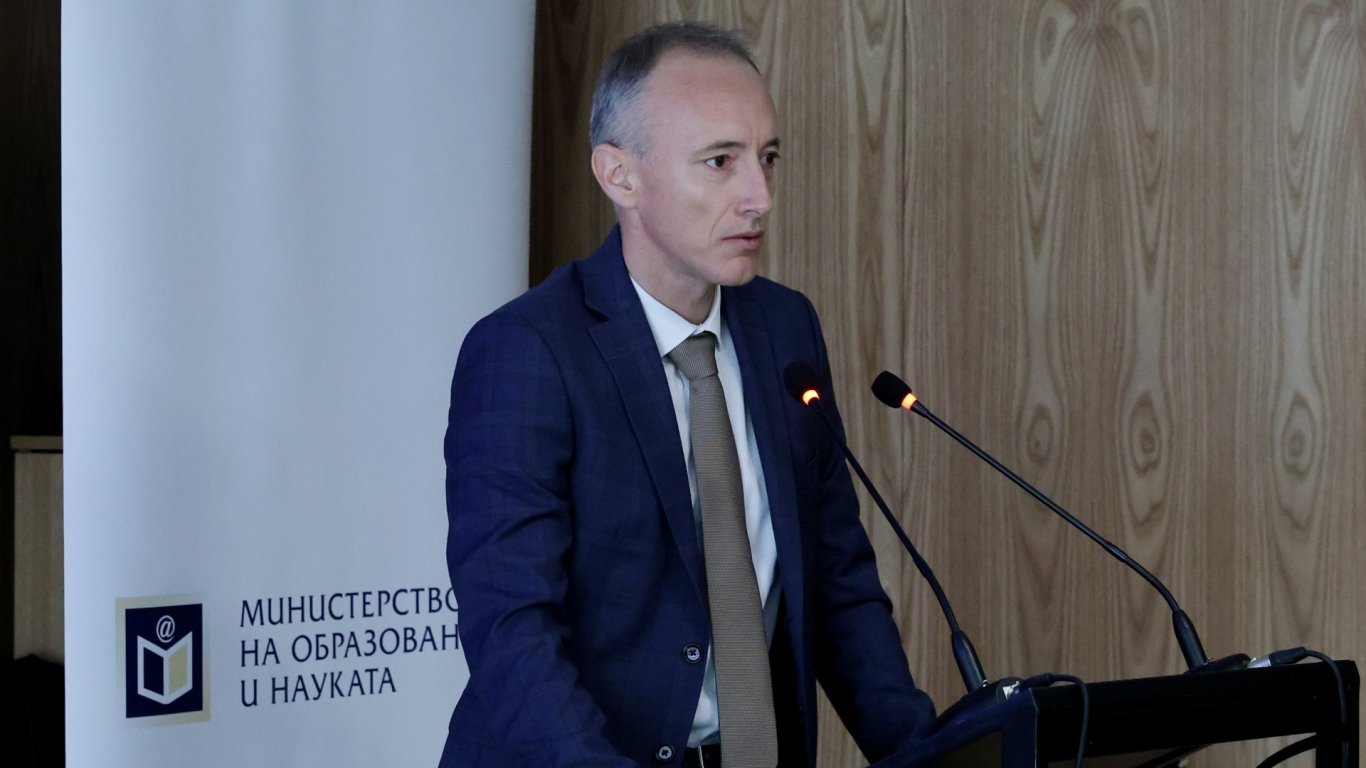Природо-математическите гимназии да станат специализирани училища, предлага министър Вълчев