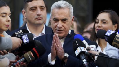 се оттегля от политическия живот и избира да запази неутрална