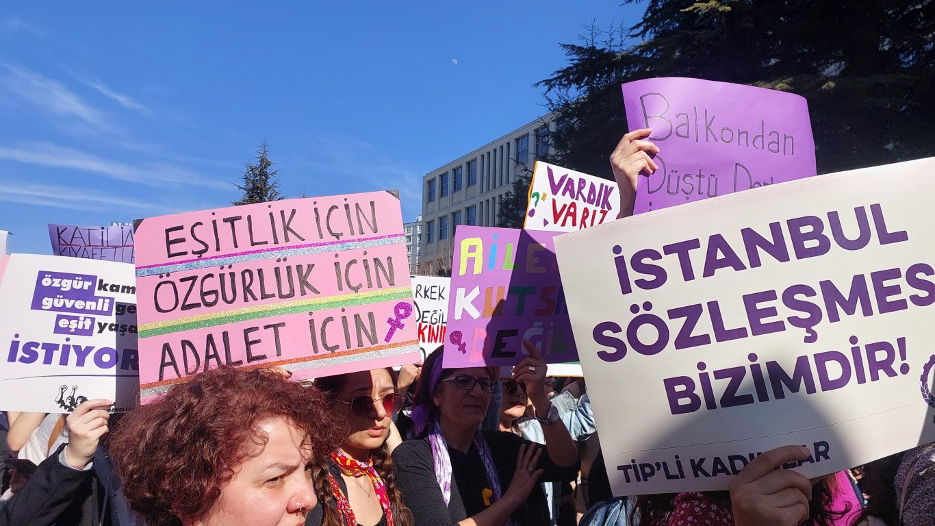 Жените протестират за права в Анкара