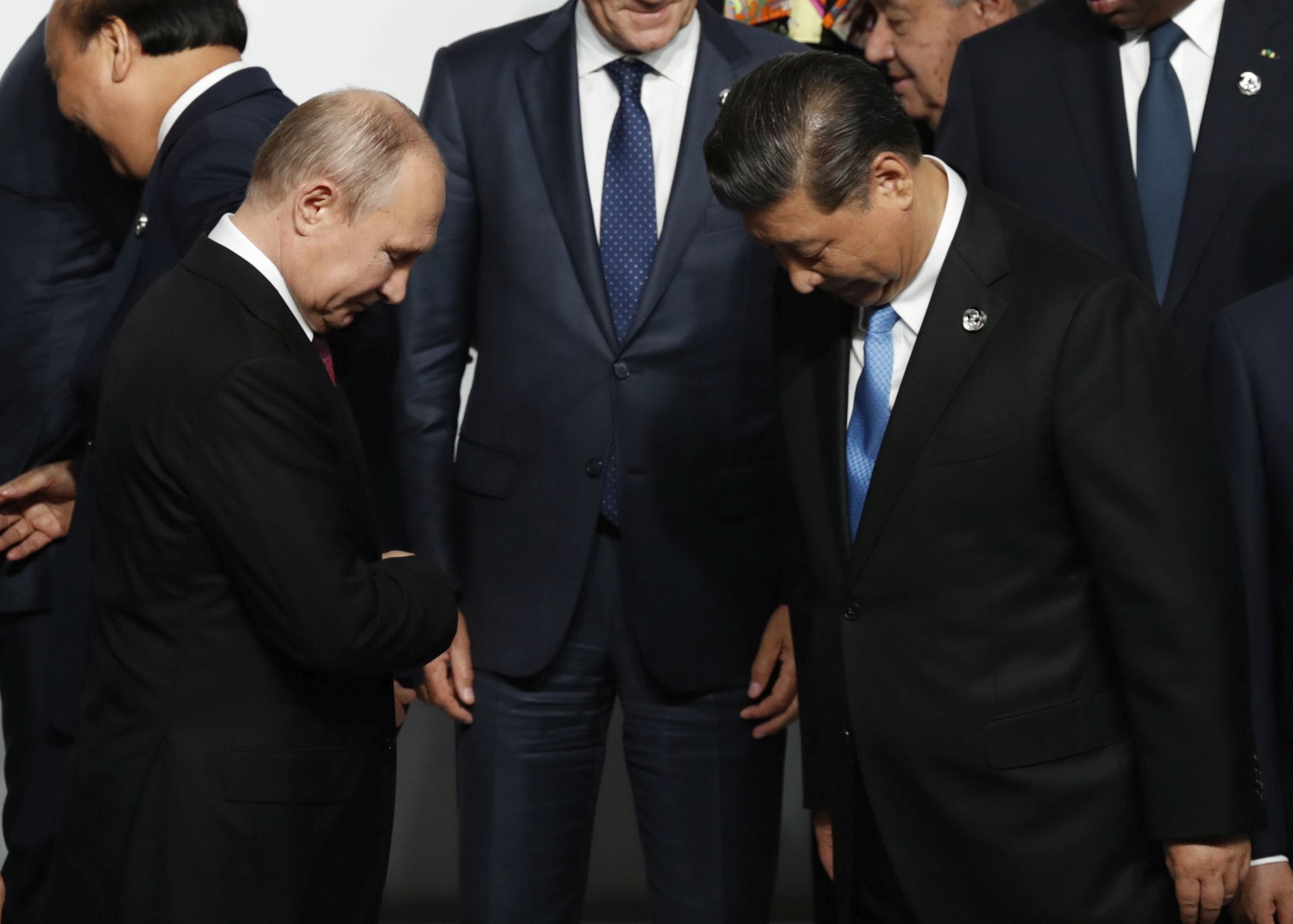 Руският президент Владимир Путин (вляво) и китайският президент Си Дзинпин преди общата снимка на срещата на върха на Г-20 на 28 юни 2019 г. в Осака, Япония