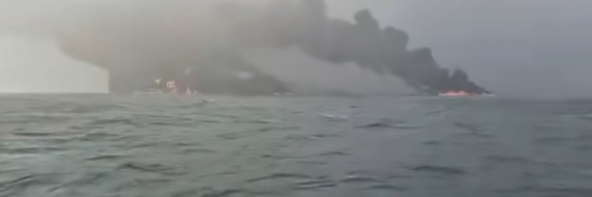 Над 30 пострадали са извадени на брега след катастрофата между танкер и товарен кораб 