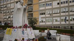 Животът на папата вече е извън опасност, казаха лекарите