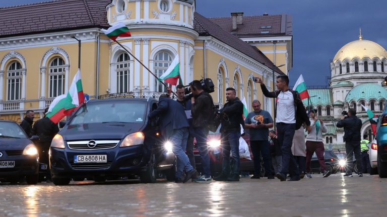 "Величие" с автошествие заради бюлетините, блокираха пътища в София, стигнаха и до Банкя (снимки)