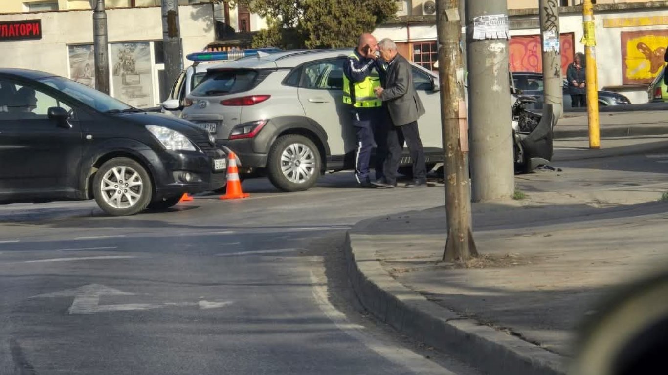 Блъснаха пешеходец на кръговото на "Сточна гара" в София, с тежки травми е (снимки)