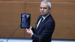 Костадинов показа в НС видео от "ужасяващото клане" в Сирия и осъди ЕС, че го подкрепя