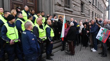 Десетки протестират в "триъгълника на властта" с искане за касиране на изборите (снимки)