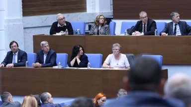 Вещите лица по делото в КС за оспорване на парламентарния