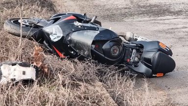 Мотоциклист на 25 години е в тежко състояние с опасност