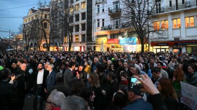 Протести в София и в Пловдив заради скандала с изборните резултати (снимки)