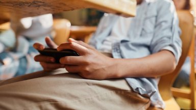 Ние не просто трябва да ограничим телефоните в училище трябва