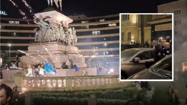 Полицията задържа млад мъж който пусна фойерверк от паметника на