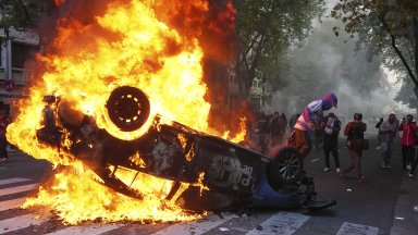 Гневни пенсионери и ултраси влязоха в сблъсъци с полицията в Аржентина (снимки)