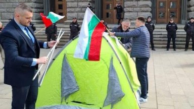 Гражданска инициатива Будители прави палатков лагер пред сградата на Народното
