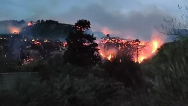 Голям пожар избухна на остров Крит (видео)