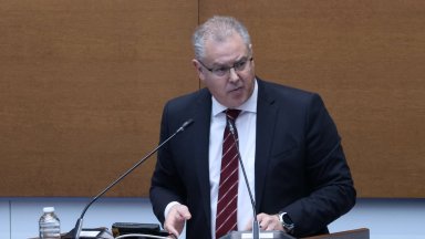 Конституционният съд не трябва по никакъв начин да бъде пресиран