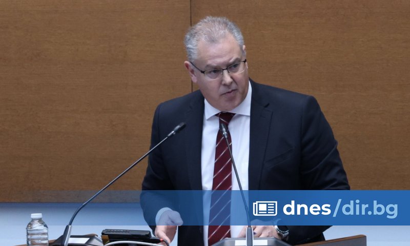 Конституционният съд не трябва по никакъв начин да бъде пресиран