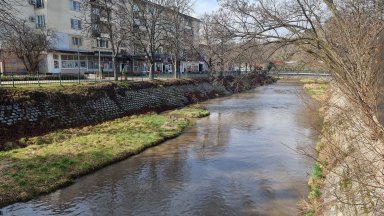 Струма отново потече в червено-ръждив цвят в Перник (снимки)