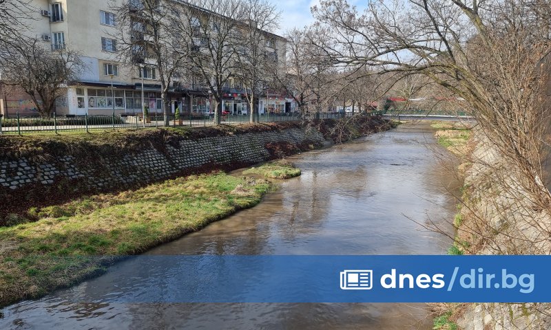 Поредна промяна в цвета на река Струма в Перник е