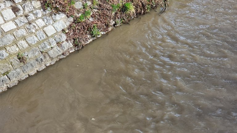 Опасност от преливане на река Струма, пропука се дига, спряха изпускането на язовир "Студена"