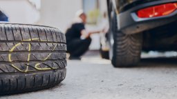 Режат гумите на автомобили с несофийски номера в столичен квартал