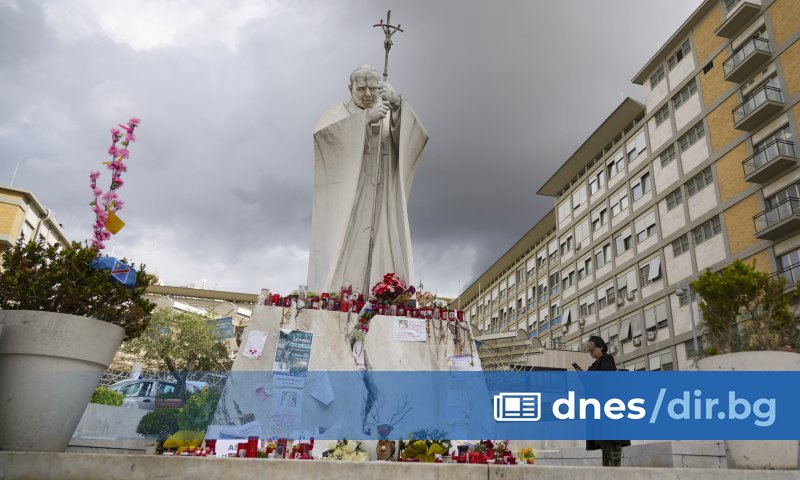 Папа Франциск получи торта със свещички от персонала на болницата,