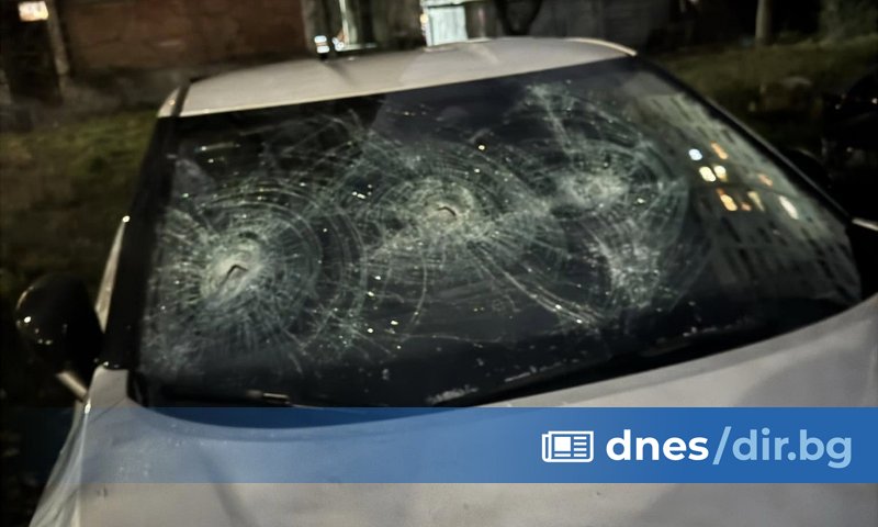 Мъж с брадва е изпотрошил стъклата на над 30 автомобила във