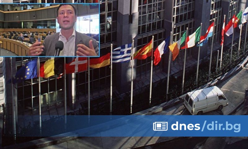 Адам Томас Мучтар (Adam Thomas Mouchtar) e името на асистента