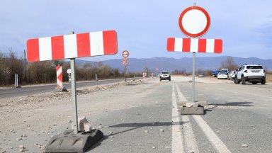 Виж още Вместо нов път свлачища 33 км между