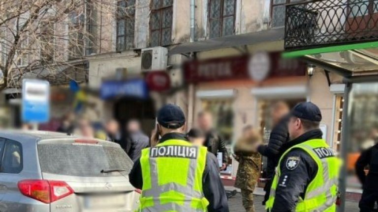 Издирван за мобилизация стреля с автомат по полицаи в Одеса, убиха го