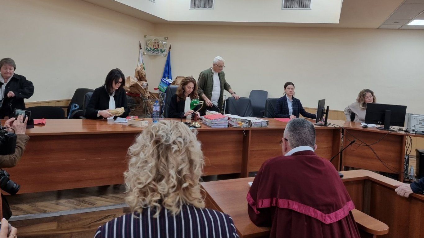 Болен обвиняем и отсъстващи експерти отложиха делото за убийството в Цалапица
