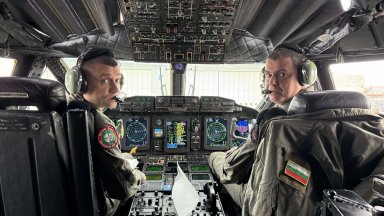 Военнослужещи със самолет C 27J Spartan от състава на 16 а авиационна