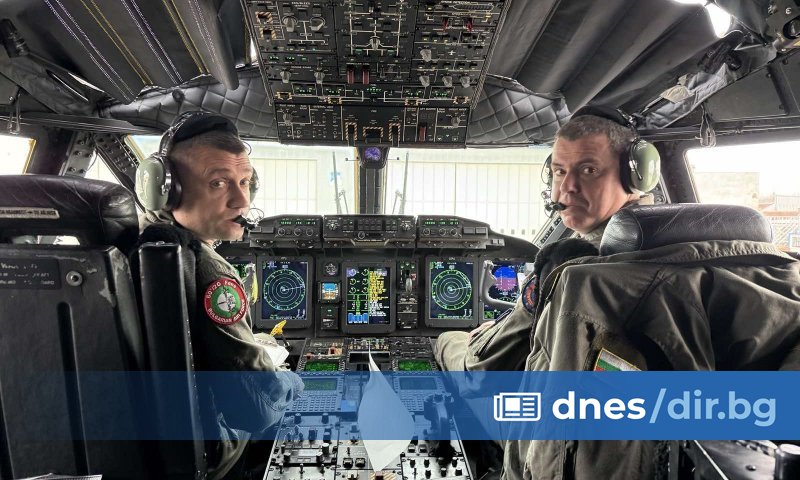 Военнослужещи със самолет C-27J Spartan от състава на 16-а авиационна