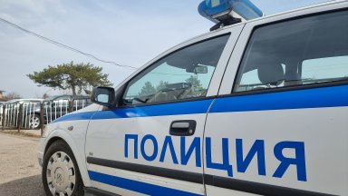 Осемдесетгодишен мъж твърди че е бил удрян и ритан от