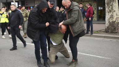 Кола се вряза в събралите се за протеста в Белград (видео)