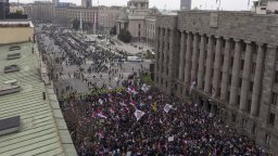 Кола се вряза в тълпа от протестиращи в Белград (снимки/видео)