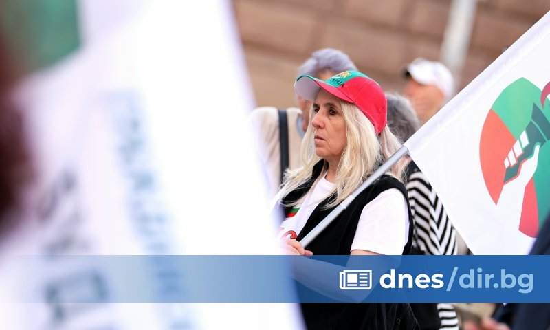 Граждани се събраха на протест пред Народното събрание с искане за