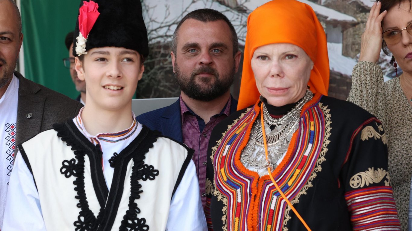 Княгиня Калина и семейството ѝ бяха гости на маскарадния фестивал в Земен (снимки)