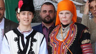 Княгиня Калина Сакскобурготска синът ѝ Симеон Хасан и съпругът ѝ Китин