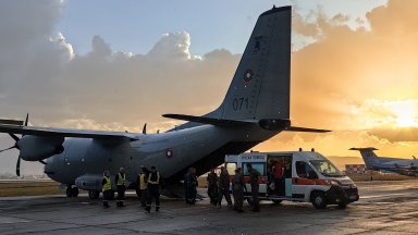 Военният самолет "Спартан" транспортира до България осем от пострадалите в Кочани