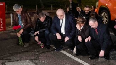 Граждани се събраха тази вечер пред посолството на Република Северна