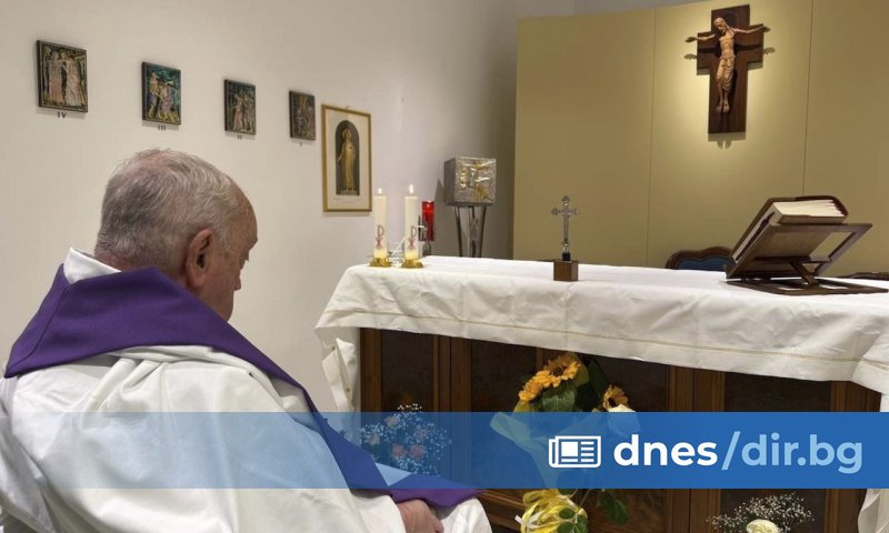 Ватиканът днес публикува първата снимка на папа Франциск в болницата,