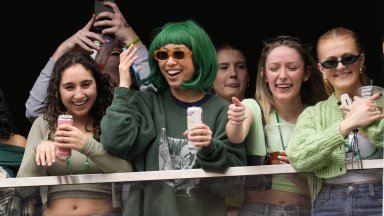 Фестивали, улични партита и ирландски пъбове: Европа и светът празнуват Деня на Свети Патрик(снимки/видео)