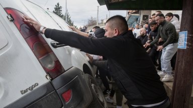 Напрежението в Кочани ескалира: Разбиха кафене на собственика на опожарения клуб (видео)