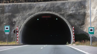 Движението в посока Благоевград в тунелите Блатино и Кочериново на