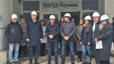 Символична първа копка по проекта за реформиране на дома за